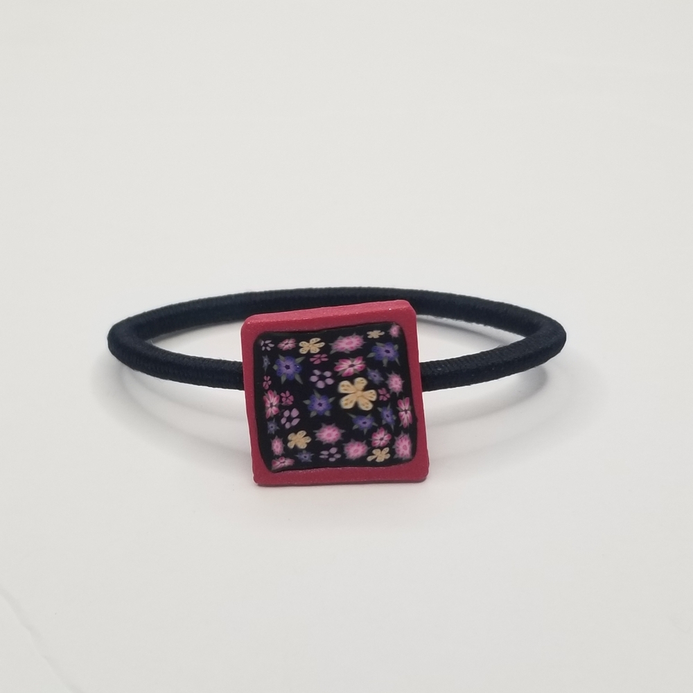 HANDMADE BACK HAIR ELASTIC WITH FLOWERS DESIGN.